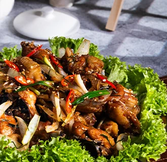 Gebratenes Hähnchen auf Salatbett