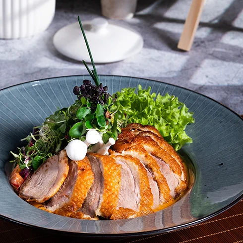Knusprige Ente auf Salat