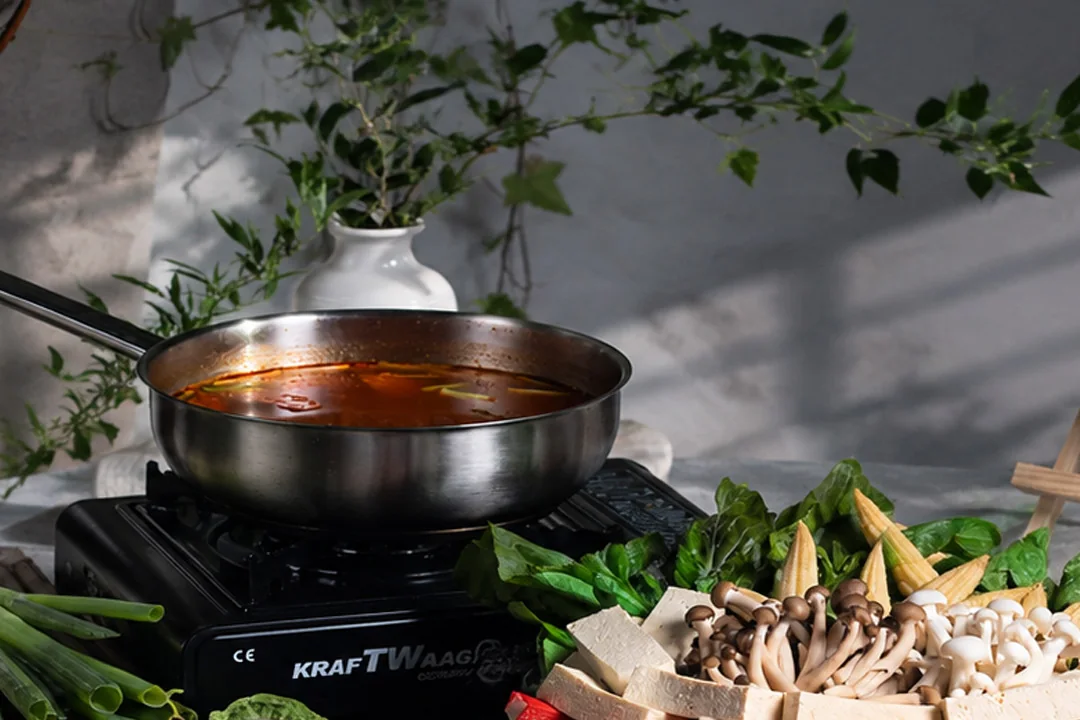 Asiatischer Hot Pot mit frischen Zutaten